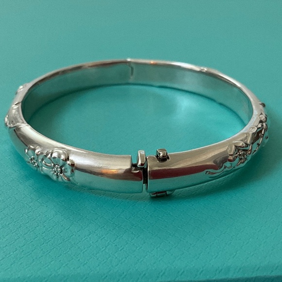 TIFFANY & CO. Vintage Nature Rose Silver (925) Hinged Bangle Bracelet - Picture 7 of 16